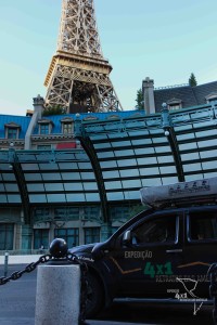Tanajura em frente ao hotel Paris